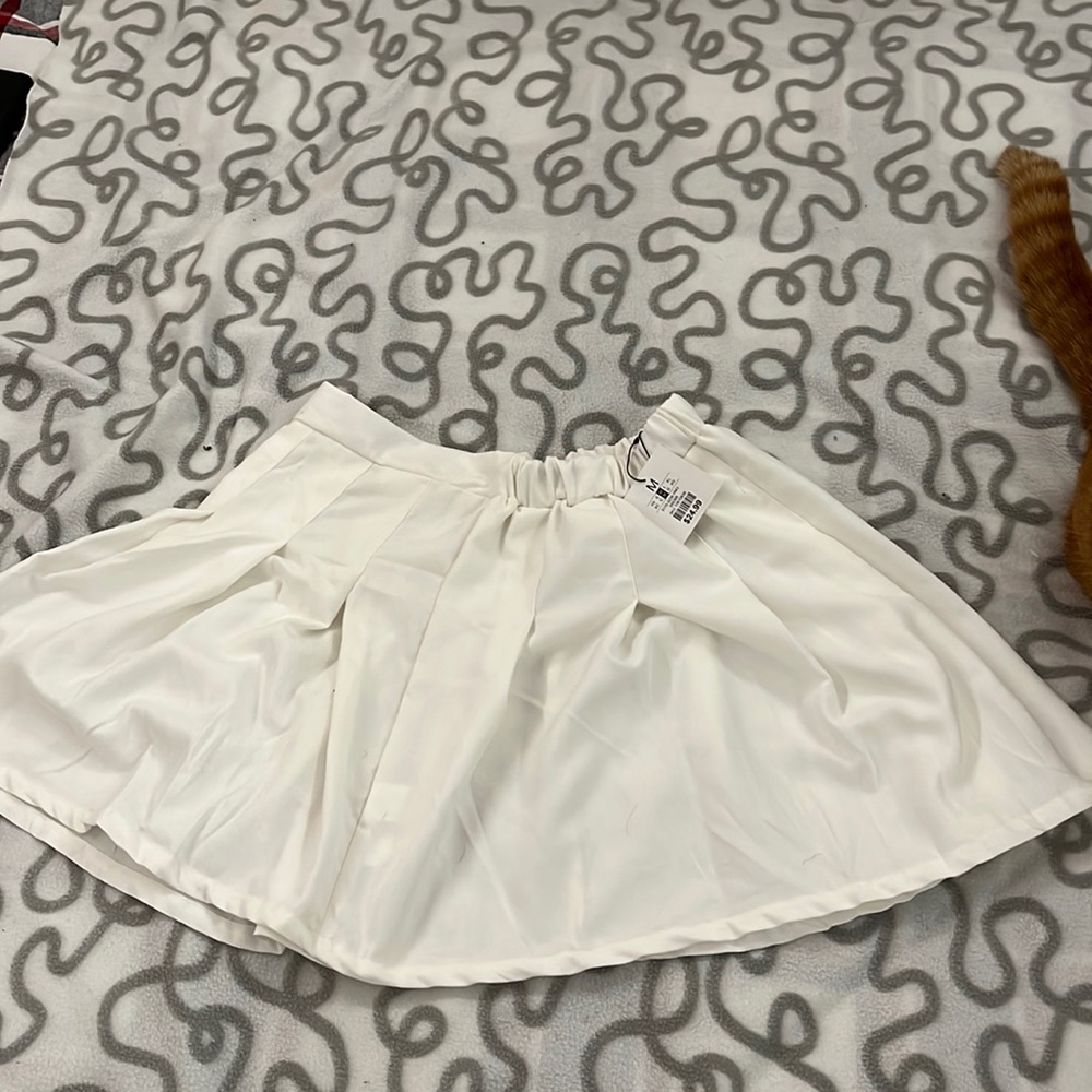 I’m selling this white tennis skirt